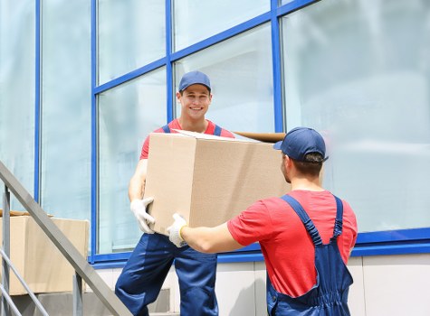 Team preparing a safe moving job with careful lifting and planning