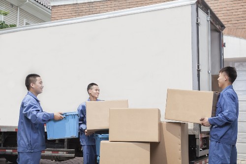 Local movers providing home removal support in Castelnau
