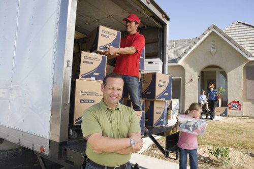 Low-carbon moving van and recycled boxes in Castelnau