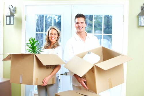 Local moving vehicle for Castelnau streets and properties