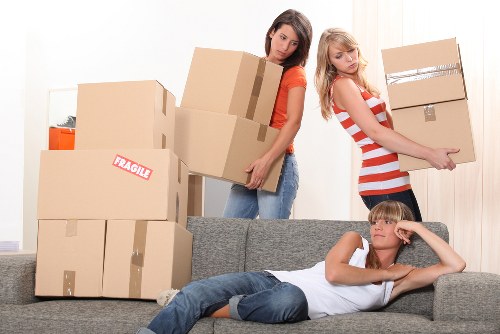 Careful packing and loading service for Castelnau home removals